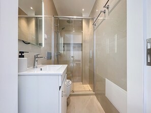 Ducha, secador de pelo, toallas, papel higiénico