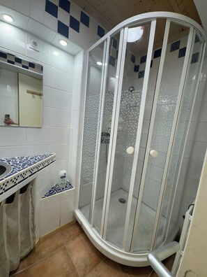 Dusche, Haartrockner, Toilettenpapier