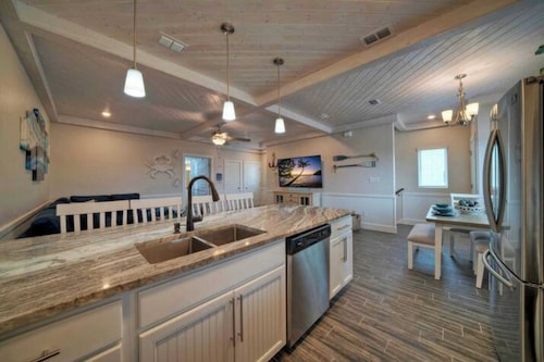 Sleeps 33! 4 Condos, Walk to the Beach, Resort-style Pool, Endless Summer Resort