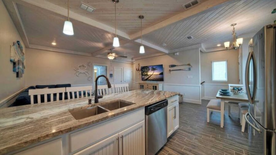 Sleeps 33! 4 Condos, Walk to the Beach, Resort-style Pool, Endless Summer Resort