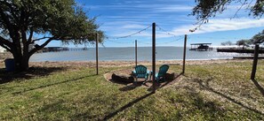 Rannalla, aurinkotuoleja