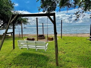 Sur la plage, chaise longue