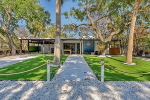 Exterior - Charming spacious 3-bedroom house walking minutes from Siesta Key Beach (Siesta Key)