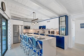 Fridge, microwave, oven, stovetop - Charming spacious 3-bedroom house walking minutes from Siesta Key Beach (Siesta Key)