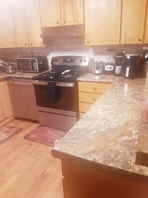 Fridge, microwave, oven, stovetop - Charming 3-bedroom cottage with WiFi and AC in wonderful McBee  GYM AND HOT TUB (McBee)