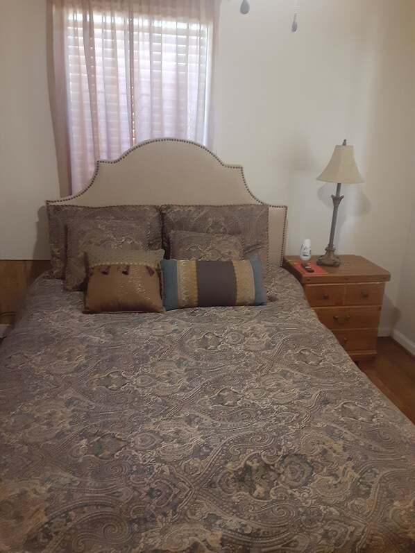 3 bedrooms, desk, iron/ironing board, WiFi