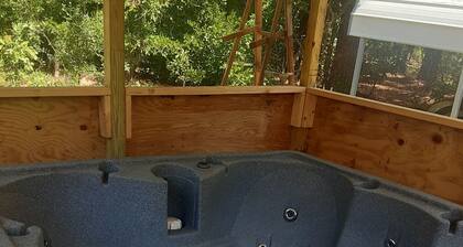 Charming 3-bedroom cottage with WiFi and AC in wonderful McBee GYM AND HOT TUB