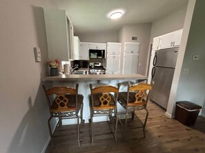 冷蔵庫、電子レンジ、オーブン、コンロ