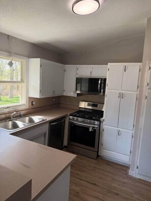 Fridge, microwave, oven, stovetop - Cedarwood Chateau (Cambridge)