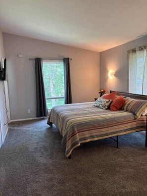 4 室のベッドルーム、アイロン / アイロン台、WiFi (無料)、ベッドシーツ