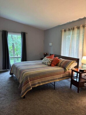 4 bedrooms, iron/ironing board, free WiFi, bed sheets - Cedarwood Chateau (Cambridge)