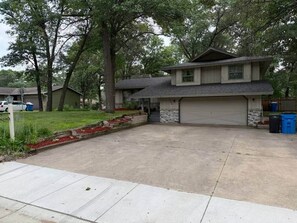 Property grounds - Cedarwood Chateau (Cambridge)