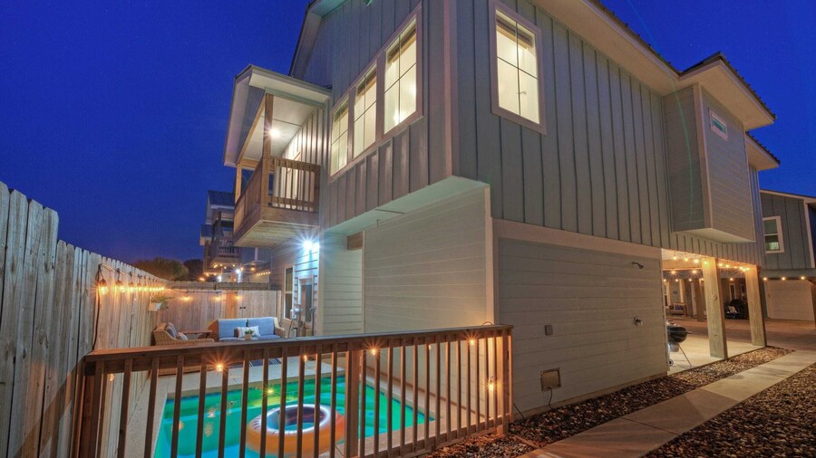 Luxury 4bdr Beach Retreat w/ Private Pool Walk to Dining + Shops Shore Thang