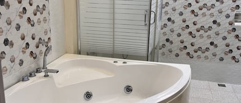 Shower, jetted bath, bidet, towels