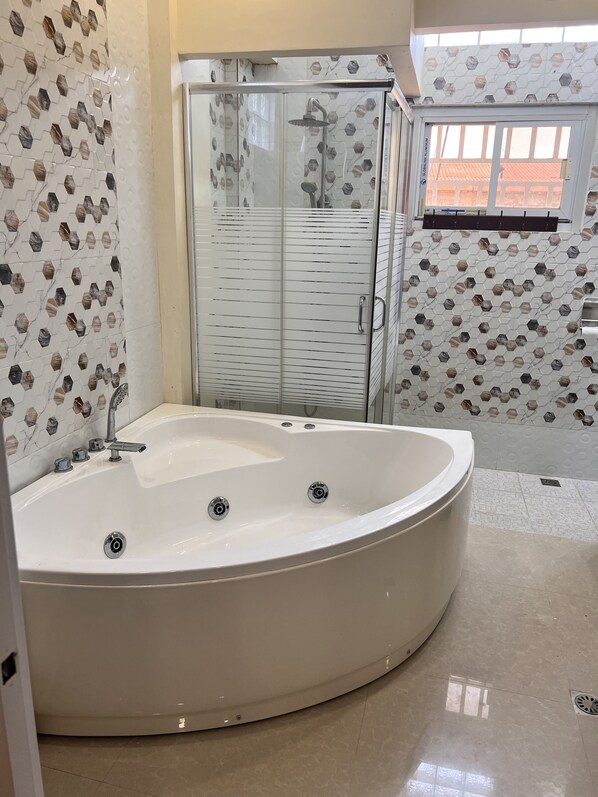 Shower, jetted tub, bidet, towels