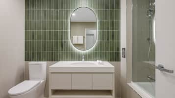 Douche, sĂšche-cheveux, serviettes fournies, savon