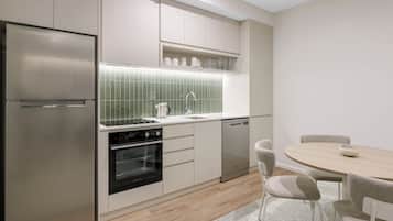 Grand réfrigérateur, micro-ondes, four, plaque de cuisson