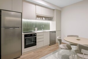 Full-size fridge, microwave, oven, stovetop