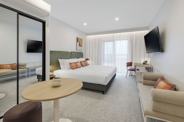 Studio | Seprai premium, busa memori, brankas, dan meja kerja