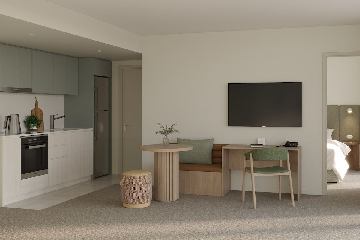 Full-size fridge, microwave, oven, stovetop