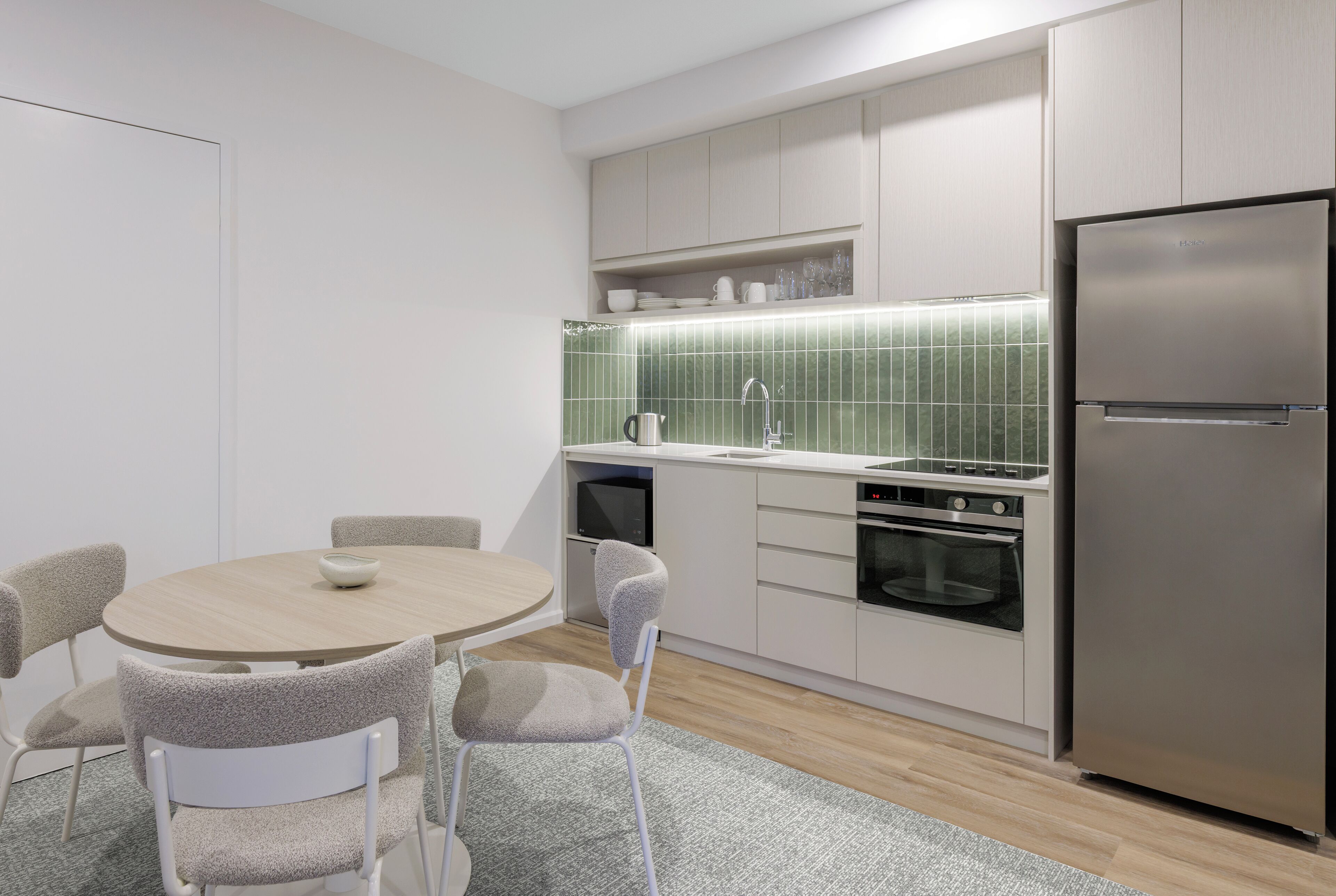 Full-sized fridge, microwave, oven, stovetop