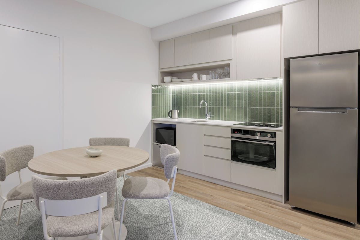 Full-size fridge, microwave, oven, stovetop