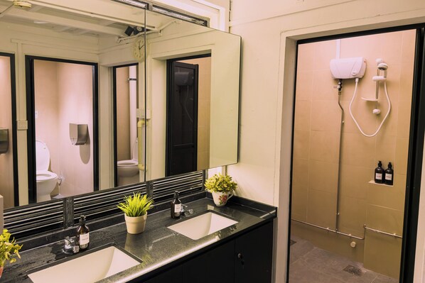 Twin Room, 2 Twin Beds | Shared bathroom - Blanc Inn (Singapore)