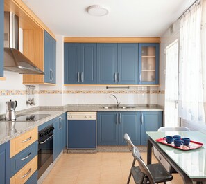 Fridge, microwave, oven, stovetop - Casa Vega in Granada: Peaceful Family Oasis with Pool for 8 Guests. (Huétor Vega)