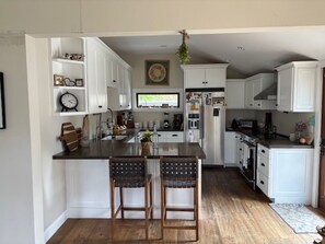 Fridge, oven, stovetop, dishwasher