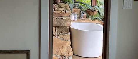 2 室のベッドルーム、デスク、アイロン / アイロン台、旅行用ベビーベッド