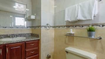 Combined shower/tub, free toiletries, towels, soap