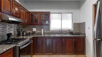 Apartament estàndard, 3 dormitoris, vistes a la ciutat | Cuina privada | Frigorífic, microones, forn i placa de cuina