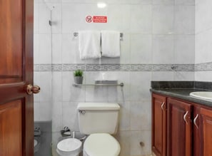 Standard-Apartment, 3 Schlafzimmer, Stadtblick | Badezimmer