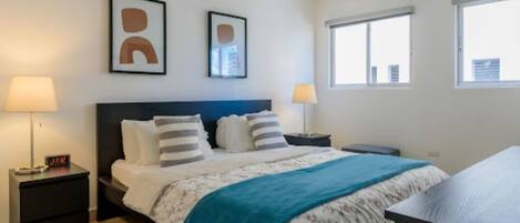 Standaard appartement, 3 slaapkamers, uitzicht op de stad | Luxe beddengoed, bedden met traagschuimmatrassen, een kluis op de kamer