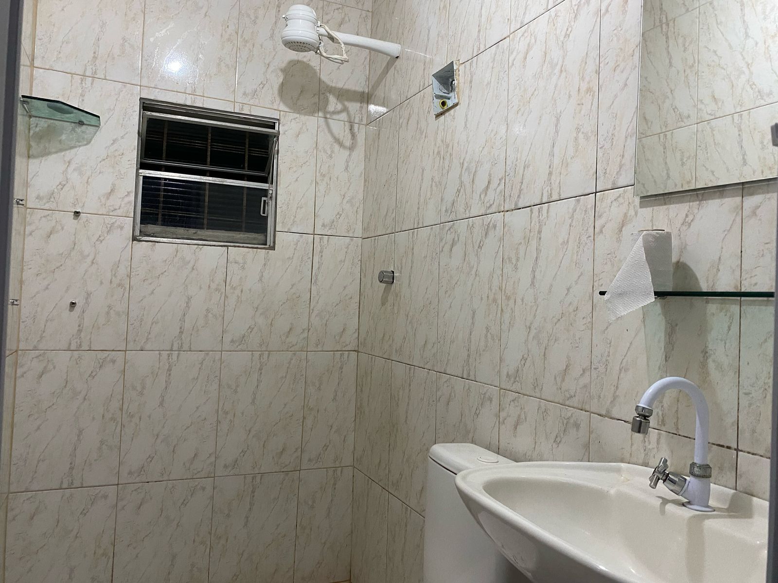 Sèche-cheveux, serviettes fournies, savon, papier toilette