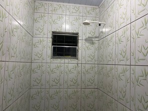Een haardroger, handdoeken, zeep, toiletpapier