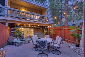 Outdoor dining - Quiet and Stylish 2BR 2BA Incline Village Condo - June and 4th of July (Incline Village)