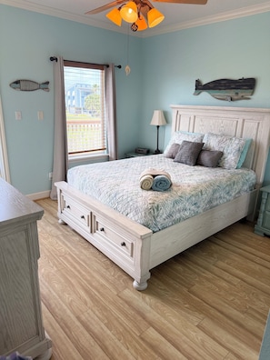3 bedrooms, iron/ironing board, WiFi, bed sheets - Beach Bum Hideaway (Galveston)