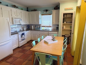 Microwave, oven, stovetop, dishwasher - Beach Bum Hideaway (Galveston)