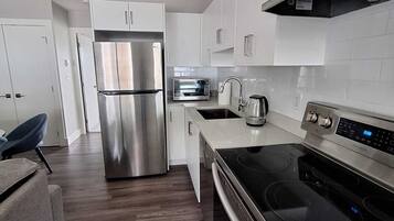 Réfrigérateur, micro-ondes, four, plaque de cuisson