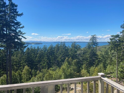 Charming 2-bedroom cottage overlooking Penobscot Bay with WiFi