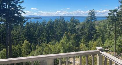 Charming 2-bedroom cottage overlooking Penobscot Bay with WiFi