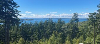 Charming 2-bedroom cottage overlooking Penobscot Bay with WiFi