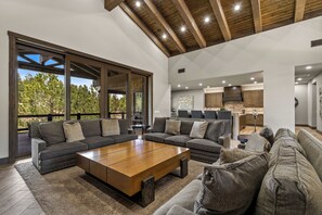 Televisión, chimenea, estéreo