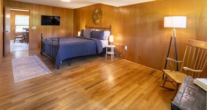 Mod and Vine: 3BR Vineyard House