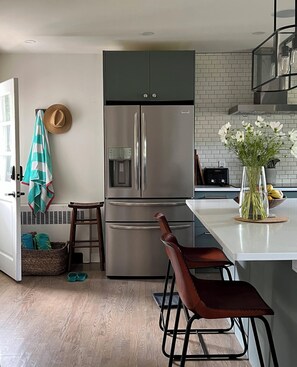 Frigorífico, microondas, horno y placa de cocina