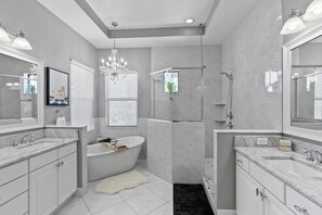 Shower, hair dryer, bidet, towels - Elegant Tampa Oasis: Pool, Sauna, Cold Plunge, Firepit. Near Downtown & Bayshore (Tampa)