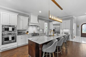 Fridge, microwave, oven, stovetop - Elegant Tampa Oasis: Pool, Sauna, Cold Plunge, Firepit. Near Downtown & Bayshore (Tampa)