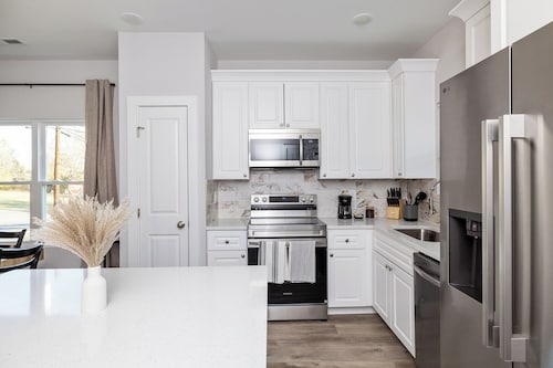 Modern Oasis Full Duplex 6 Bed 4.2 Bath, Walk to DT