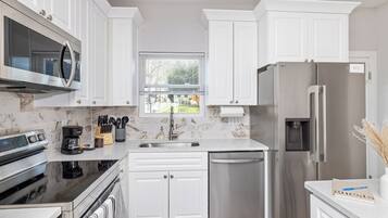 Jääkaappi, mikroaaltouuni, uuni, liesi